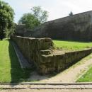 Złotoryja, pozostałości murów obronnych przy ul. Pocztowej i Klasztornej, widok od pn-wsch.